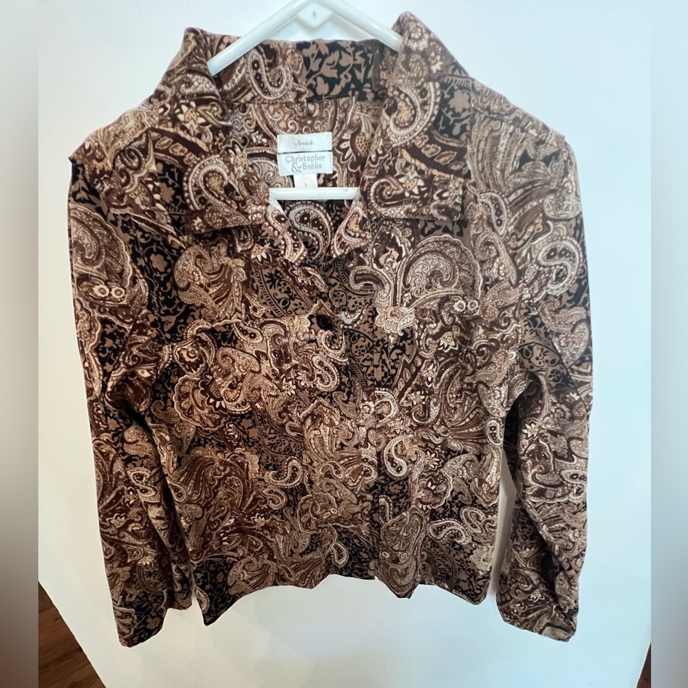 PRINTED LONG SLEEVE BUTTON FRONT SHIRT
SIZE LARGE. BROWN TONES.